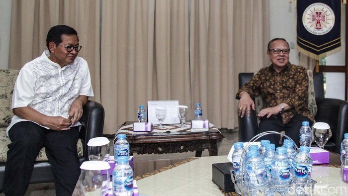 Pramono Bertemu Uskup Agung, Bahas Kesenjangan Calon gubernur Jakarta Pramono Anung bertemu Uskup Agung Kardinal Ignatius Suharyo. Pramono membahas masalah kesenjangan dengan Kardinal.