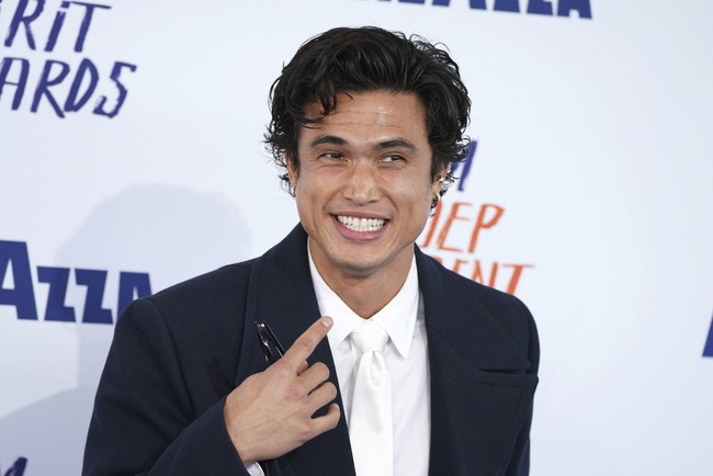 Charles Melton, aktor yang populer lewat serial ‘Riverdale’ berada di urutan delapan dengan skor 88,46%. Dia mendapat nilai tinggi untuk proporsi mata dan panjang serta lebar wajahnya. Foto: Jordan Strauss/Invision/AP/Jordan Strauss
