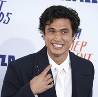 Charles Melton, aktor yang populer lewat serial ‘Riverdale’ berada di urutan delapan dengan skor 88,46%. Dia mendapat nilai tinggi untuk proporsi mata dan panjang serta lebar wajahnya. Foto: Jordan Strauss/Invision/AP/Jordan Strauss