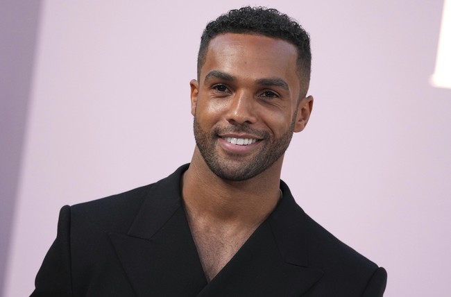 Urutan kedua diduduki Lucien Laviscount, bintang ‘Emily in Paris’, dengan skor 92,41% mendekati sempurna. Foto: Jordan Strauss/Invision/AP/Jordan Strauss