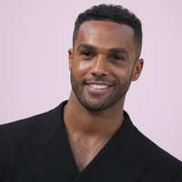 Urutan kedua diduduki Lucien Laviscount, bintang ‘Emily in Paris’, dengan skor 92,41% mendekati sempurna. Foto: Jordan Strauss/Invision/AP/Jordan Strauss