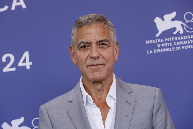 George Clooney adalah simbol ketampanan klasik. Di usia 68 tahun, bintang film ‘Ocean’s Eleven’ ini menempati urutan ke-6 dengan skor kesempurnaan 89.9%. Foto: Joel C Ryan/Invision/AP/Joel C Ryan