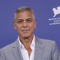 George Clooney adalah simbol ketampanan klasik. Di usia 68 tahun, bintang film ‘Ocean’s Eleven’ ini menempati urutan ke-6 dengan skor kesempurnaan 89.9%. Foto: Joel C Ryan/Invision/AP/Joel C Ryan