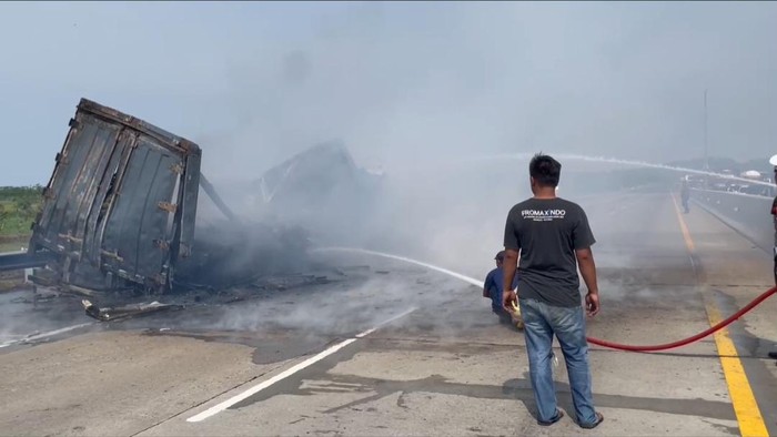 Proses pemadaman truk yang terbakar di Tol Semarang-Batang KM 359, Jumat (11/10/2024).