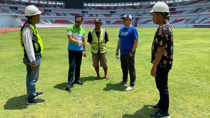 Panpel PSIS Semarang Agung Buwono saat mengecek proses renovasi Stadion Jatidiri Semarang, Jumat (11/10/2024).