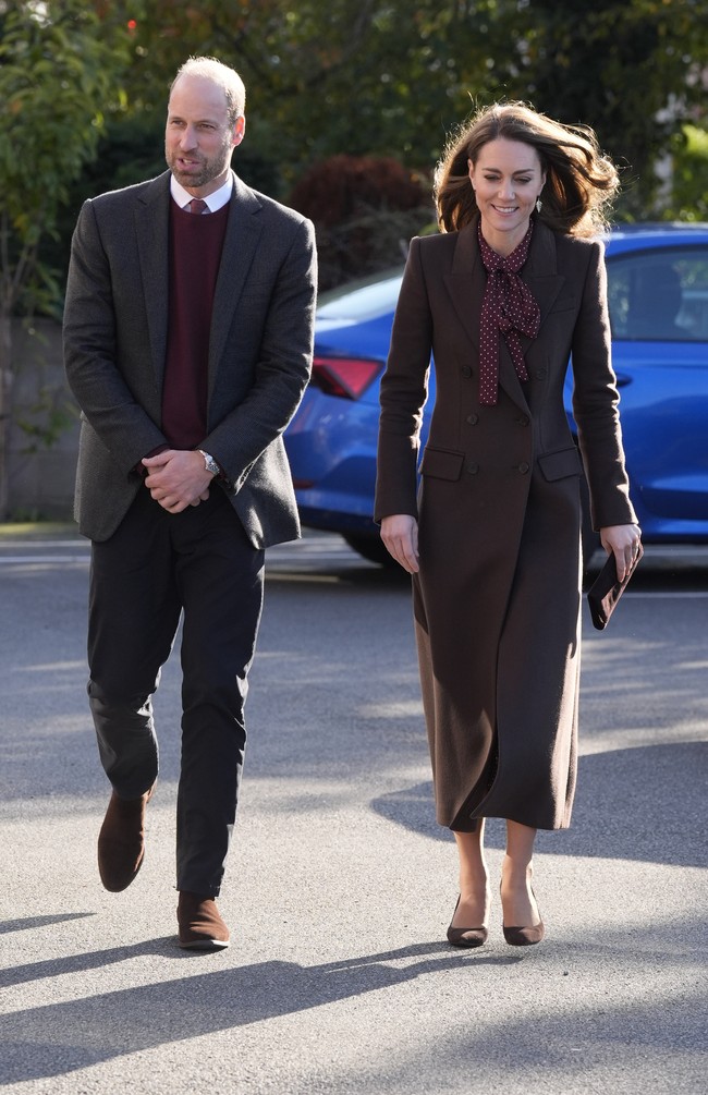 Kate Middleton kembali melakoni perannya sebagai Putri Wales setelah berjuang melawan kanker. Bersama Pangeran William pada Kamis (10/10/2024), ia mengunjungi keluarga korban penusukan di kelas yoga dan dansa bertema Taylor Swift di Southport, Inggris. (Foto: Danny Lawson/Pool Photo via AP)