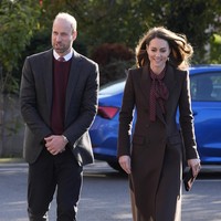 Kate Middleton kembali melakoni perannya sebagai Putri Wales setelah berjuang melawan kanker. Bersama Pangeran William pada Kamis (10/10/2024), ia mengunjungi keluarga korban penusukan di kelas yoga dan dansa bertema Taylor Swift di Southport, Inggris. (Foto: Danny Lawson/Pool Photo via AP)