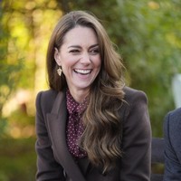 Rambut panjangnya dibiarkan tergerai bebas, memancarkan kecantikan yang alami. (Foto: Danny Lawson/Pool Photo via AP)