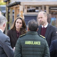 Pangeran William pun menyelaraskan gayanya dengan sang istri. Ia memakai kemeja yang dilapis sweater merah marun dan jas. Janggut tipis ikut menemani. (Foto: Danny Lawson/Pool Photo via AP)