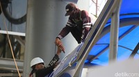 Pemerintah Provinsi DKI Jakarta membangun empat JPO yaitu di Jalan K.H Mas Mansyur, Jalan Dewi Sartika, Jalan Danau Sunter Barat, dan Jalan Pondok Gede Raya.  