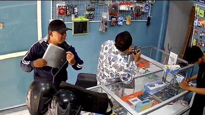 Rekaman dua maling di Lamongan beraksi di toko elektronik