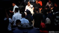 Ridwan Kamil hadir dalam deklarasi dengan mengenakan kemeja putih lengan panjang. Cagub nomor urut 1 itu juga memakai peci hitam.  