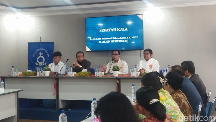Ridwan Kamil mengunjungi Kantor Praeses HKBP Distrik VIII Jakarta