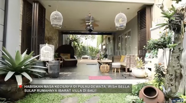 Alam menjadi unsur penting di rumah Irish. Oleh karena itu, ia menggunakan jendela besar seperti pintu yang dapat dibuka lebar untuk memastikan rumahnya menyatu dengan alam di halaman hijaunya. (Foto: YouTube/Trans7 Official)