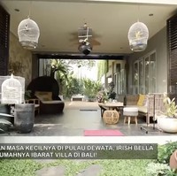Alam menjadi unsur penting di rumah Irish. Oleh karena itu, ia menggunakan jendela besar seperti pintu yang dapat dibuka lebar untuk memastikan rumahnya menyatu dengan alam di halaman hijaunya. (Foto: YouTube/Trans7 Official)