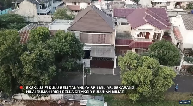 Sebelum menikah dengan Ammar Zoni pada 2019 lalu, Irish Bella sudah membeli sebuah rumah dari hasil kerja kerasnya sendiri sebagai aktris. Ia kemudian pindah ke rumah baru bersama Ammar. Perceraian terjadi, Irish Bella pun memutuskan kembali ke rumah ini.  (Foto: YouTube/Trans7 Official)