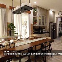 Dapur hadir dengan sentuhan American Classic, menyatu dengan ruang makan sehingga memudahkan aksesibilitas. Jendela yang banyak membiarkan pencahayaan alami masuk, sekaligus menambah estetika. (Foto: YouTube/Trans7 Official)