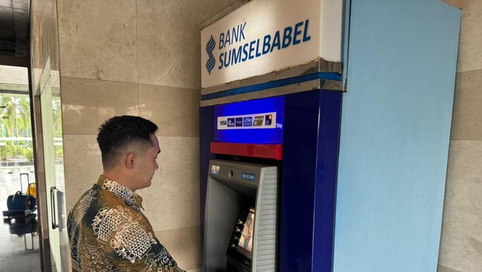 Salah satu nasabah sedang melakukan transaksi di mesin CRM Bank Sumsel Babel