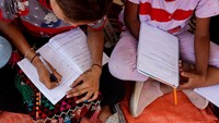 Mereka belajar layaknya di sekolah, meski dengan kondisi yang kurang memadai.