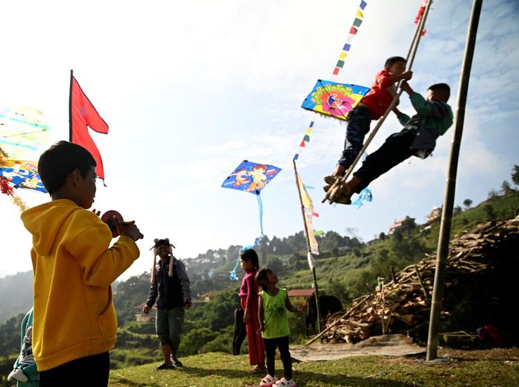 Serunya Anak-anak Nepal Bermain Ayunan Bambu Rayakan Festival Dashain