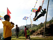 Serunya Anak-anak Nepal Bermain Ayunan Bambu Rayakan Festival Dashain