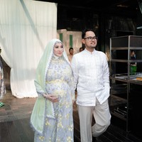 Di awal acara Shandy dan Juragan 99 terlihat kompak mengenakan busana dengan warna earth tone. Shandy mengenakan dress panjang abu-abu dengan motif bunga berwarna kuning. Ia kemudian melengkapi penampilannya dengan kerudung berwarna hijau muda. Foto: Instagram/@shandypurnamasari