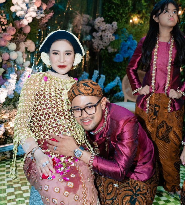 Mitoni sendiri merupakan upacara adat Jawa yang diadakan saat calon ibu menikah atau hamil 7 bulan. Tujuannya untuk keselamatan calon bayi dan ibunya. Foto: Instagram/@shandypurnamasari