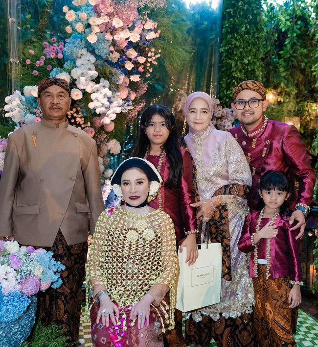 Saat prosesi siraman Shandy dan keluarganya terlihat kompak mengenakan busana berwarna burgundy. Kedua putri Shandy dan Gilang, Felicia Lasha Zafeera dan Amberly Lasha Shakayla juga tampak hadir mengenakan busana seragam. Foto: Instagram/@shandypurnamasari