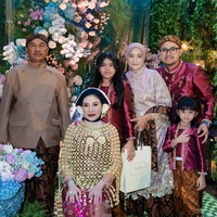 Saat prosesi siraman Shandy dan keluarganya terlihat kompak mengenakan busana berwarna burgundy. Kedua putri Shandy dan Gilang, Felicia Lasha Zafeera dan Amberly Lasha Shakayla juga tampak hadir mengenakan busana seragam. Foto: Instagram/@shandypurnamasari