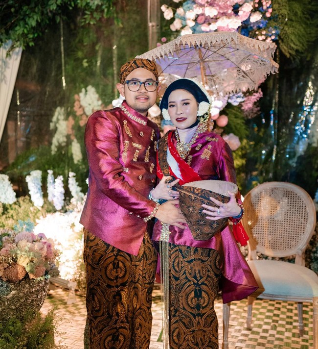 Terlihat Shandy dan Gilang Juragan 99 yang kompak bersama-sama menjalani satu per satu rangkaian acara. Dari keterangan unggahannya juga diketahui jika acara pengajian dan mitoni tersebut digelar di hotel mewah The Langham, Jakarta. Foto: Instagram/@shandypurnamasari