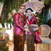 Terlihat Shandy dan Gilang Juragan 99 yang kompak bersama-sama menjalani satu per satu rangkaian acara. Dari keterangan unggahannya juga diketahui jika acara pengajian dan mitoni tersebut digelar di hotel mewah The Langham, Jakarta. Foto: Instagram/@shandypurnamasari