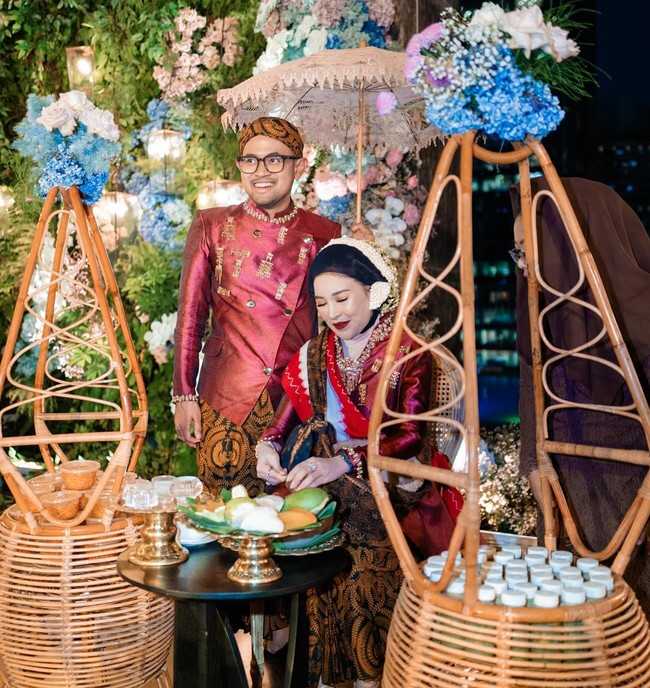 Acara mitoni kemudian ditutup dengan Shandy dan Gilang Juragan 99 yang berjualan rujak bersama. Sebelumnya Shandy sendiri sudah mengumumkan jika bayi yang sedang dikandungnya itu berjenis kelamin laki-laki. Foto: Instagram/@shandypurnamasari