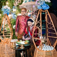 Acara mitoni kemudian ditutup dengan Shandy dan Gilang Juragan 99 yang berjualan rujak bersama. Sebelumnya Shandy sendiri sudah mengumumkan jika bayi yang sedang dikandungnya itu berjenis kelamin laki-laki. Foto: Instagram/@shandypurnamasari