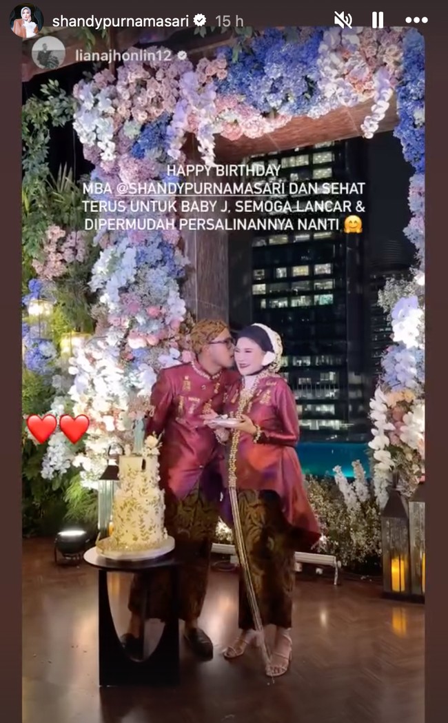 Acara tersebut rupanya juga bertepatan dengan hari ulang tahun Shandy yang ke-33 tahun. Di tengah-tengah acara diselipkan sesi potong kue dan tiup lilin. Foto: Instagram/@shandypurnamasari