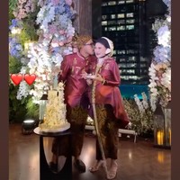 Acara tersebut rupanya juga bertepatan dengan hari ulang tahun Shandy yang ke-33 tahun. Di tengah-tengah acara diselipkan sesi potong kue dan tiup lilin. Foto: Instagram/@shandypurnamasari