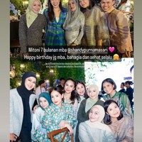 Acara mitoni 7 bulanan Shandy itu juga tampak ramai dihadiri oleh para rekan artis. Paula Verhoeven, Nagita Slavina, hingga Azizah Salsha terlihat turut hadir dan berpose bersama. Foto: Instagram/@shandypurnamasari