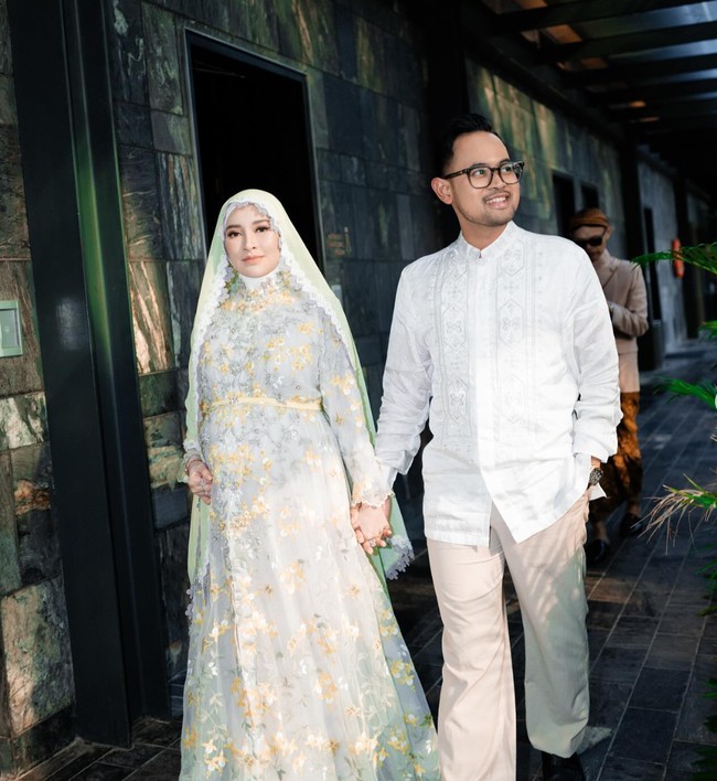 Shandy Purnamasari dan suaminya, Gilang Widya Pramana atau yang lebih dikenal sebagai Juragan 99 baru saja menggelar acara pengajian dan mitoni untuk jabang bayi yang sedang dikandungnya. Melalui akun Instagram pribadinya Shandy membagikan foto-foto acara pengajian sekaligus mitoni yang digelarnya secara meriah. Foto: Instagram/@shandypurnamasari