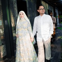 Shandy Purnamasari dan suaminya, Gilang Widya Pramana atau yang lebih dikenal sebagai Juragan 99 baru saja menggelar acara pengajian dan mitoni untuk jabang bayi yang sedang dikandungnya. Melalui akun Instagram pribadinya Shandy membagikan foto-foto acara pengajian sekaligus mitoni yang digelarnya secara meriah. Foto: Instagram/@shandypurnamasari