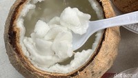 Ini Kopyor Butir ukuran A (Rp 54 ribu) yang kami coba. Disajikan masih dalam batok, terlihat daging buah kopyor punya tekstur tebal dan lembut.