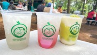 Kopyor Bogor juga menawarkan Es Kopyor Asli dengan paduan sirup pisang susu atau gula pandan. Harga per cup-nya Rp 15 ribu.