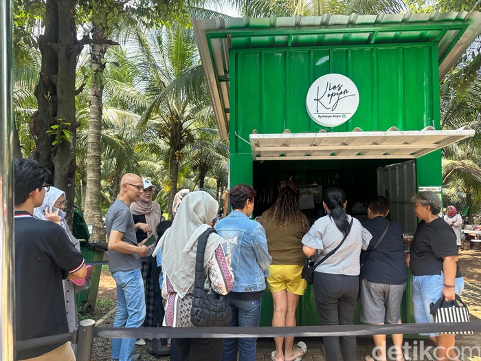 Slurpp! Menikmati Es Kopyor di Tengah Kebun Asri Kopyor Bogor