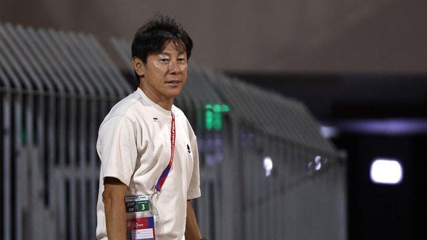 Pelatih Timnas Indonesia Shin Tae Yong pertandingan Putaran Ketiga , babak kualifikasi Piala Dunia Bahrain vs Indonesia di Stadion Nasional Bahrain, Riffa, Kamis, 10/10. REUTERS/Hamad I Mohammed