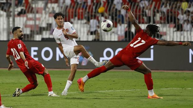 Pemain Timnas Indonesia Rafael Struick saat proses mencetak gol kedua pada pertandingan Putaran Ketiga , babak kualifikasi Piala Dunia Bahrain vs Indonesia di Stadion Nasional Bahrain, Riffa, Kamis, 10/10. REUTERS/Hamad I Mohammed