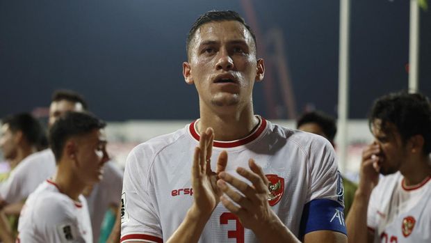 Pemain timnas Indonesia Jay Idzes menyapa supporter usai pertandingan Putaran Ketiga , babak kualifikasi Piala Dunia Bahrain vs Indonesia di Stadion Nasional Bahrain, Riffa, Kamis, 10/10. REUTERS/Hamad I Mohammed