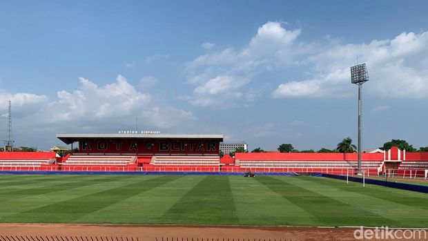Perbaikan rumput Stadion Soepriadi Kota Blitar telah rampung dikerjakan