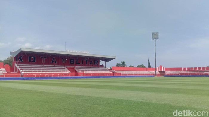 Perbaikan rumput Stadion Soepriadi Kota Blitar telah rampung dikerjakan