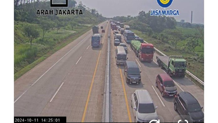 Suasana Jalan Tol Semarang-Batang imbas kebakaran truk, Jumat (11/10/2024).