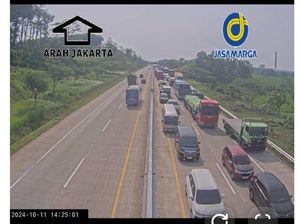 Ada Truk Terbakar, Begini Suasana Jalan Tol Semarang-Batang KM 359