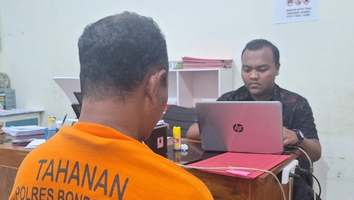Supandi, residivis dukun cabul di Bondowoso saat diperiksa di kantor Polisi