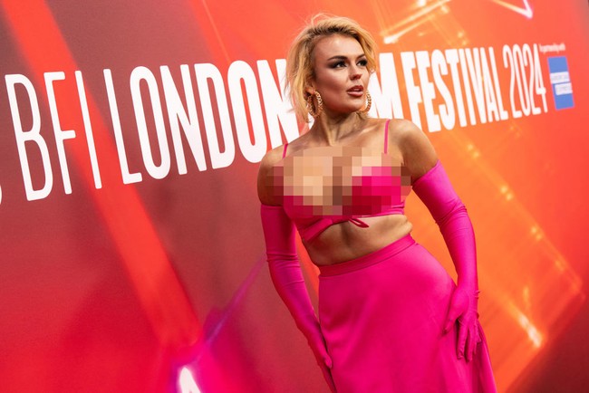 Dengan busana yang begitu terbuka dan penuh risiko, Tallia Storm nyaris mengalami malafungsi busana di premier film Elton John ini. Foto: Jeff Spicer/Getty Images